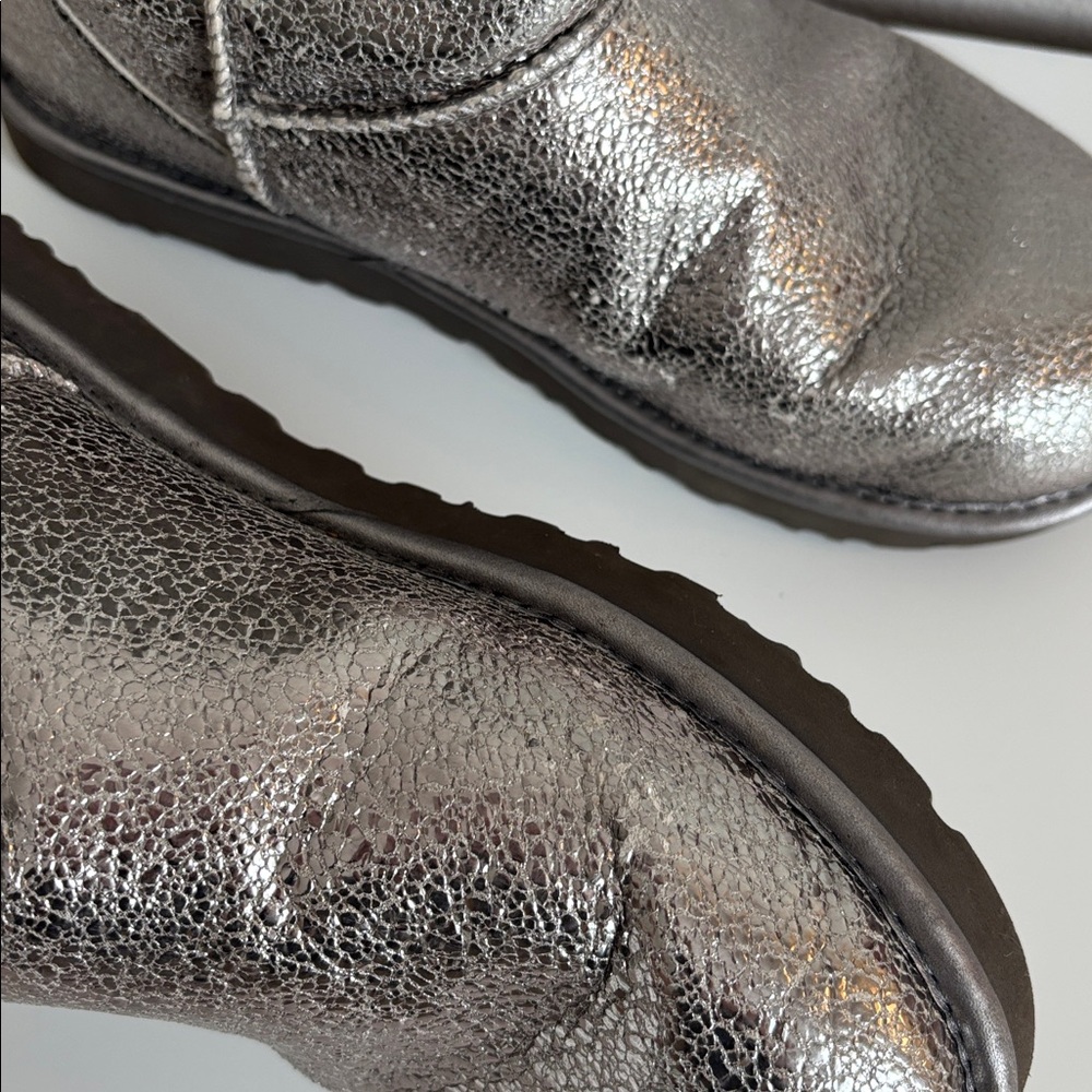 UGG CLASSIC SHORT METALLIC SPARKLE GUNMETAL LEATHER WOMEN'S BOOTS SIZE US 9 - Picture 10 of 10